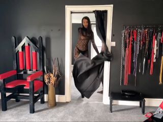 MahoganyQen – Dragged By The Balls For Walk: Ballbusting, Pulling And Squeezing Beta Balls